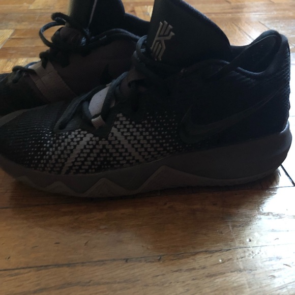 Boys sneakers, worn but looks as new. - Picture 2 of 3